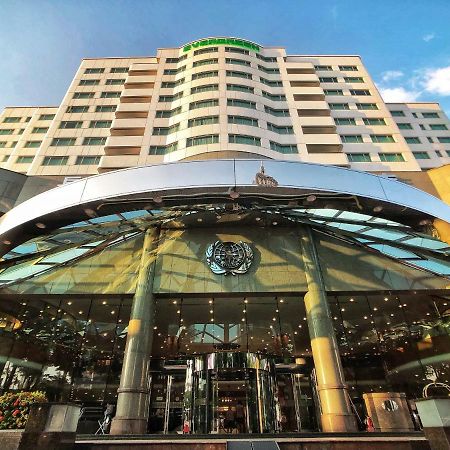 Evergreen Laurel Hotel - Тайджун Екстериор снимка The photo shows the exterior of a modern hotel building. The entrance features a large, glass canopy supported by columns, creating a welcoming area. The facade of the hotel is composed of a mix of glass and concrete, with large windows that suggest 