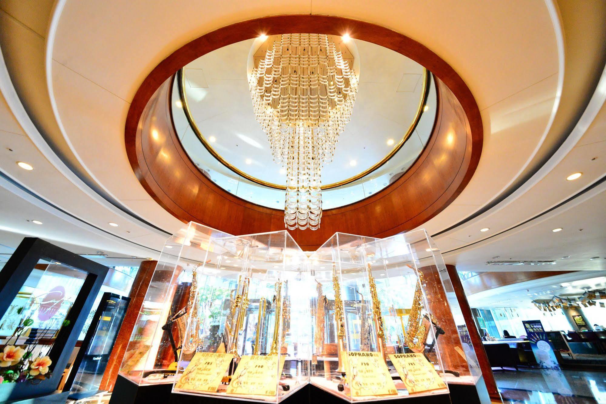Evergreen Laurel Hotel - Тайджун Екстериор снимка The photo depicts an elegant interior space, featuring a circular chandelier at the center that has a modern design with hanging elements. The ceiling has a smooth, light-colored finish surrounding the chandelier, enhancing the ambiance. Below, there
