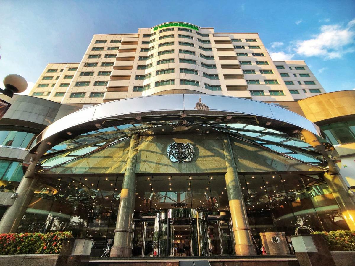 Evergreen Laurel Hotel - Тайджун Екстериор снимка The photo shows the exterior of a modern hotel building. The entrance features a large, glass canopy supported by columns, creating a welcoming area. The facade of the hotel is composed of a mix of glass and concrete, with large windows that suggest 