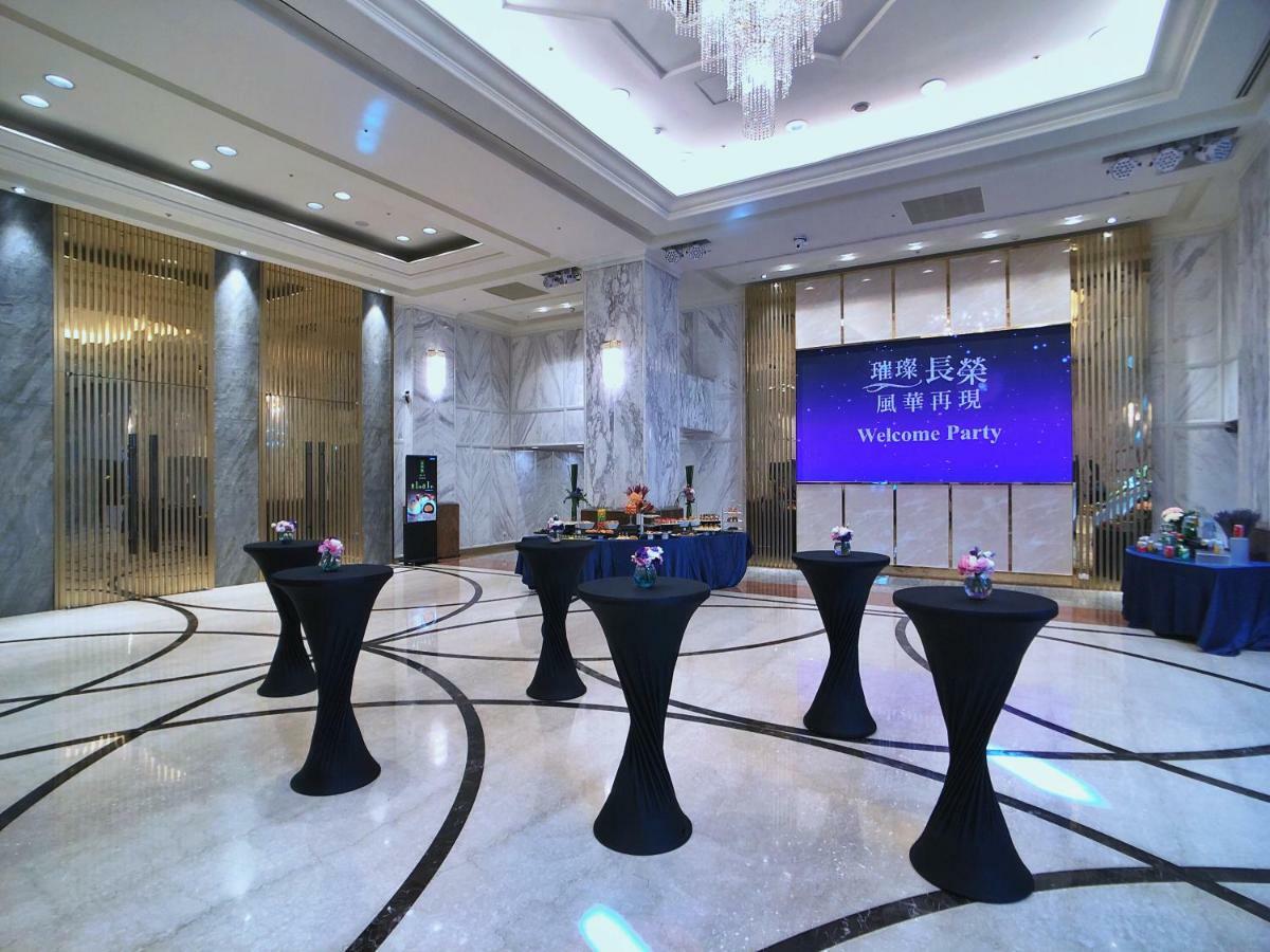 Evergreen Laurel Hotel - Тайджун Екстериор снимка The photo depicts a spacious and elegantly decorated event space, likely set up for a welcome party. The room features polished marble flooring and tall ceilings, giving it a sophisticated atmosphere. In the center, several round tables with black ta
