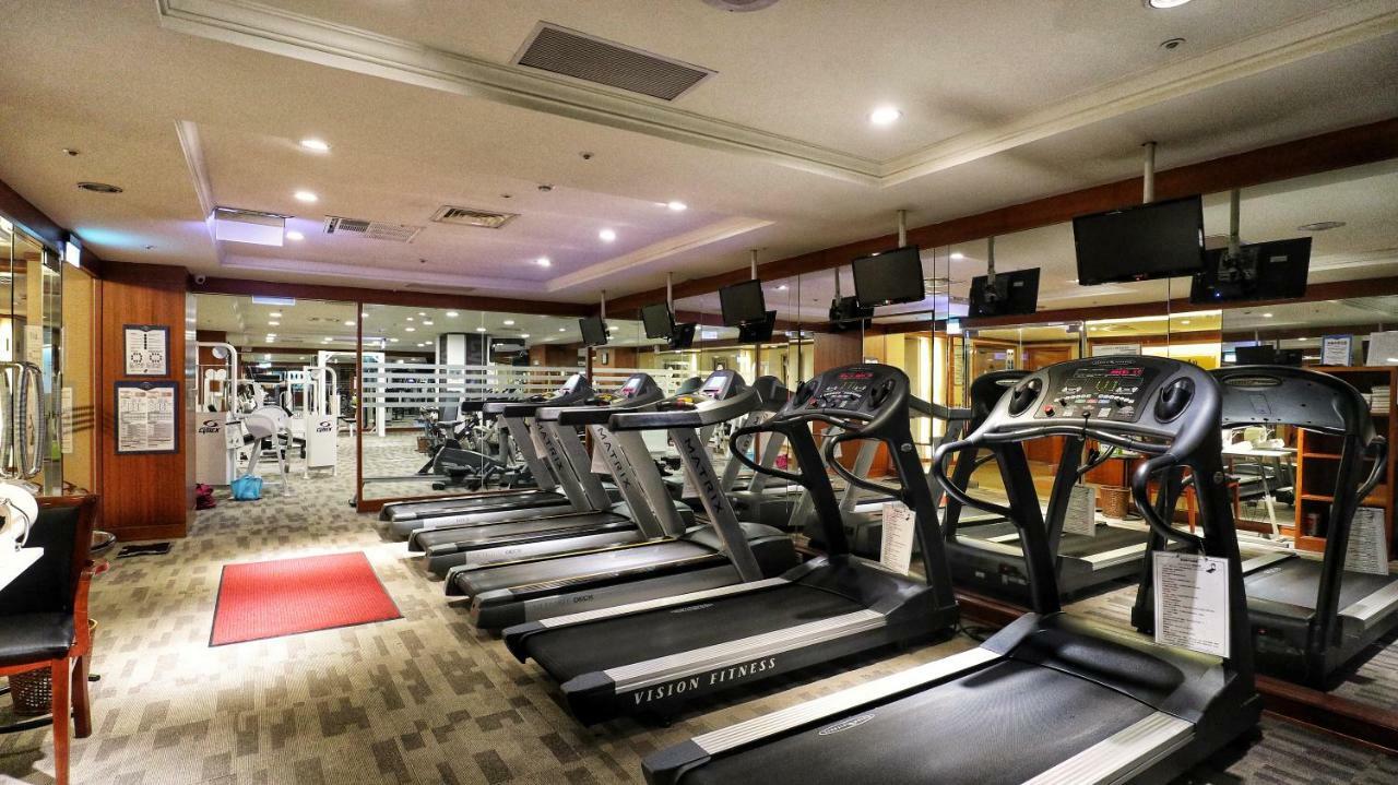 Evergreen Laurel Hotel - Тайджун Екстериор снимка The photo shows a gym environment featuring several treadmills lined up in a row. The space has a bright and modern design with adequate lighting. In the background, various exercise machines and weights are visible, suggesting a well-equipped workou