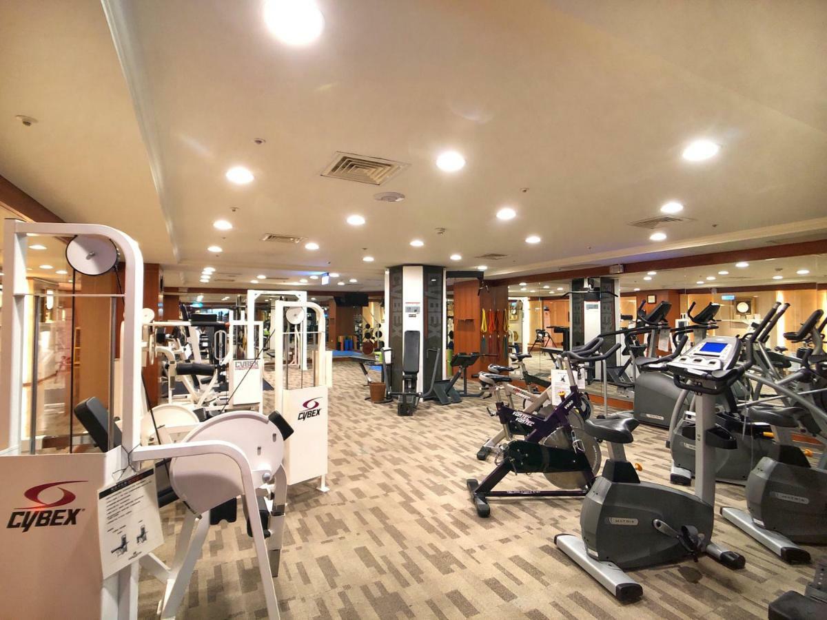 Evergreen Laurel Hotel - Тайджун Екстериор снимка The photo shows a spacious gym interior equipped with various exercise machines. There are cardio machines like stationary bikes and elliptical trainers, as well as strength training equipment such as weight machines. The gym has a clean and modern d