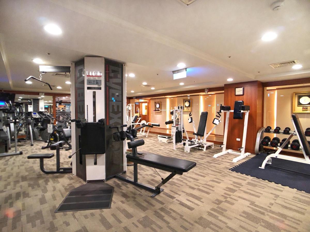 Evergreen Laurel Hotel - Тайджун Екстериор снимка The photo shows an indoor gym or fitness area. It features various workout equipment, including:

- A multi-station gym machine in the center for strength training.
- Weight benches and free weights organized on shelves.
- Cardio equipment, likely tr