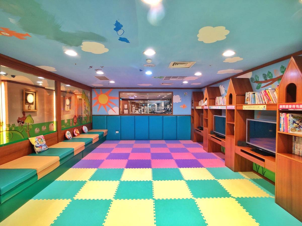 Evergreen Laurel Hotel - Тайджун Екстериор снимка The photo shows a colorful children's playroom or reading area. The ceiling is painted blue with clouds, creating a cheerful atmosphere. On the floor, there is a soft, interlocking mat with alternating pastel colors, including pink, green, and yellow